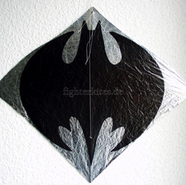 Segel: geätzt
Segelmaterial: Mylar
Bogenstab: Carbon 1,5 mm
Mittelstab: Bambus geschnitzt
Gesamtgewicht: 9,1 g Segel: geätzt
Segelmaterial: Mylar
Bogenstab: Carbon 1,5 mm
Mittelstab: Bambus geschnitzt
Gesamtgewicht: 9,1 g